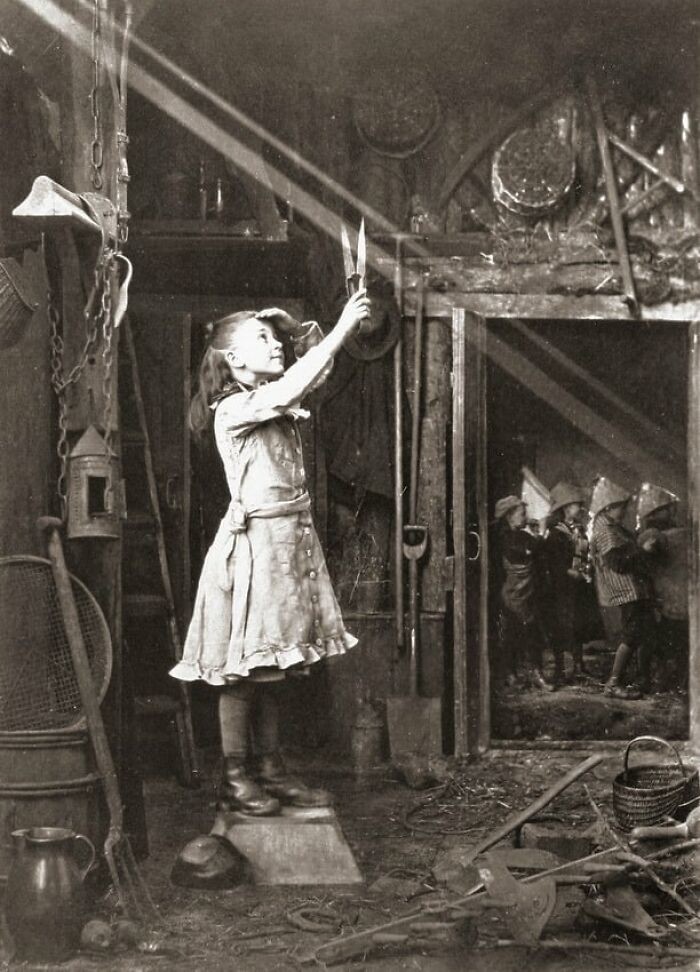 12. Девочка разрезает солнечный луч, Англия, 1886 год. Фото Адама Дистона