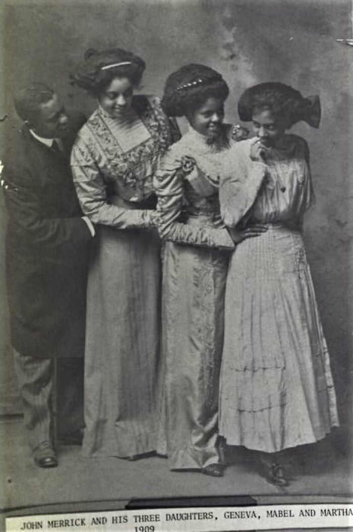 25. Джон Меррик и его три дочери, Женева, Марел и Марта. 1909 год