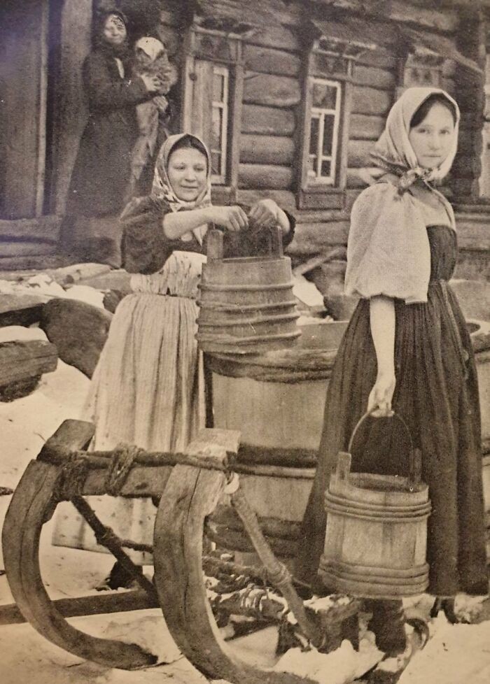 30. Крестьянки несут воду в избу, Российская империя, 1910-е