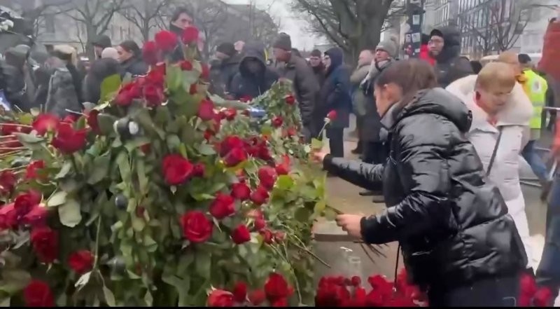 К подбитому русскому танку, установленному украинцами в Берлине, жители Германии несут цветы