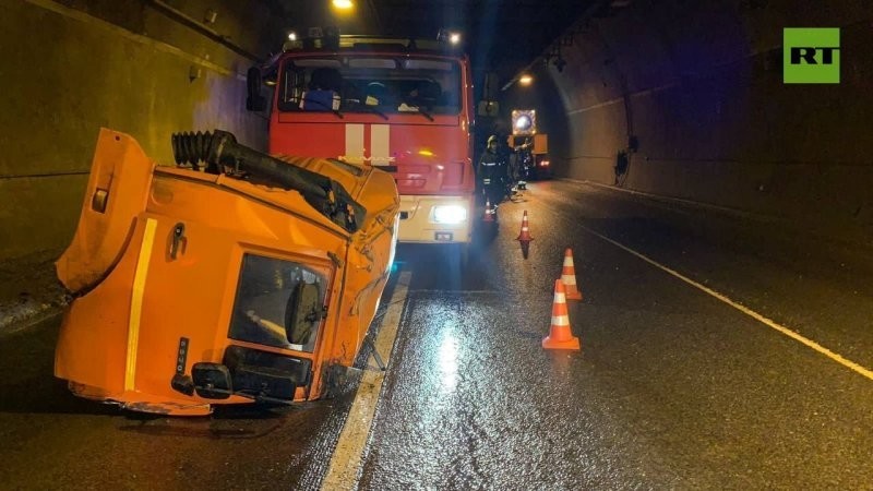 В Лефортовском тоннеле Москвы бетономешалка на полном ходу снесла легковушки, а на трассе М-11 столкнулись более 40 автомобилей