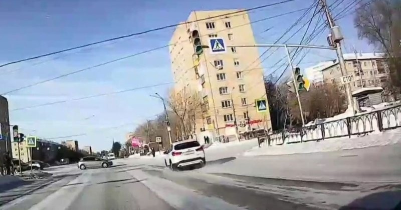 Авария дня. В Магнитогорске водитель BMW уходил от столкновения и влетел в пешеходов