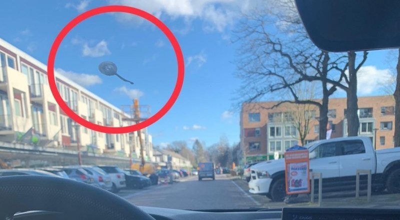 «Теперь Бокстел в безопасности!»: в Голландии полицейский гонялся за шаром-шпионом, пока не понял, что это птичий помёт на лобовом стекле