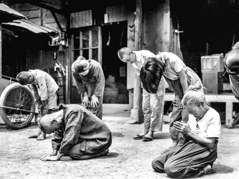 8. Японцы слушают сообщение императора о капитуляции. Япония, 1945 год