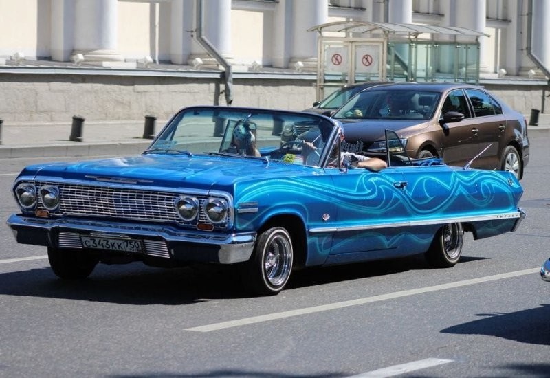 Раритетный кабриолет Chevrolet Impala 1974 года попал в ДТП в Москве