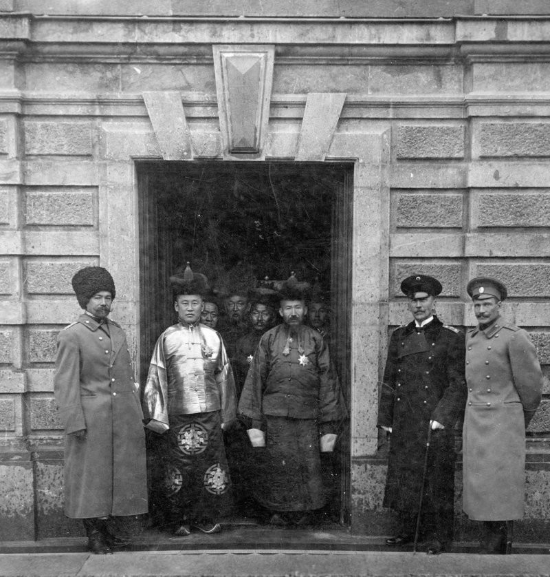 Перед нами потомок самого Чингиз-хана Намнансюрен в делегации в Санкт-Петербурге