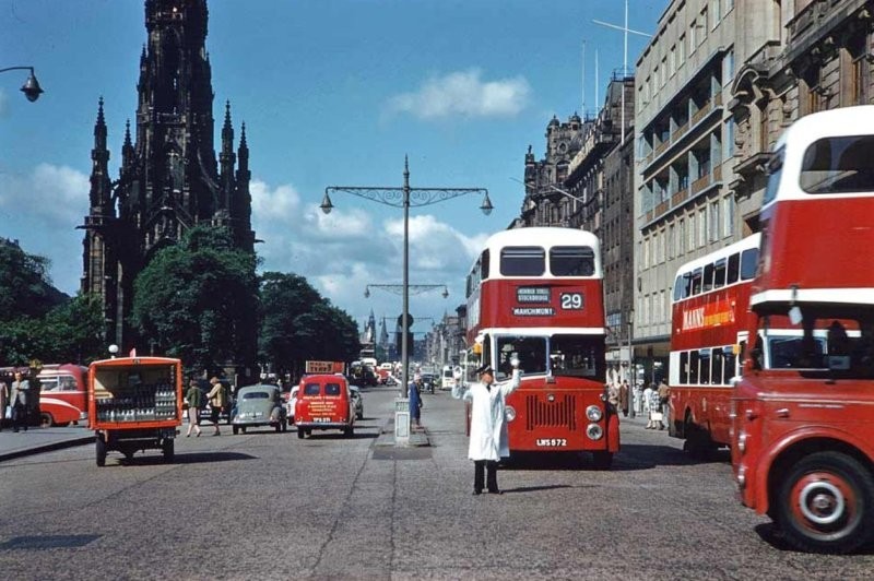 На фото главная улица города Эдинбурга (Шотландия) — Принцесс-стрит в 1961 году. 