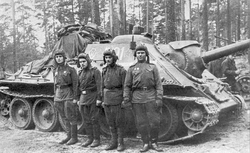 СУ-85 с экипажем. Прибалтика, октябрь 1944 год