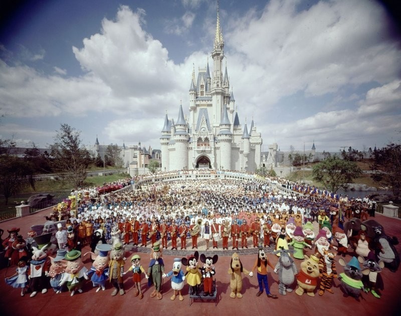 Крупнейший и самый посещаемый развлекательный парк в мире, Walt Disney World был открыт 1 октября 1971 года