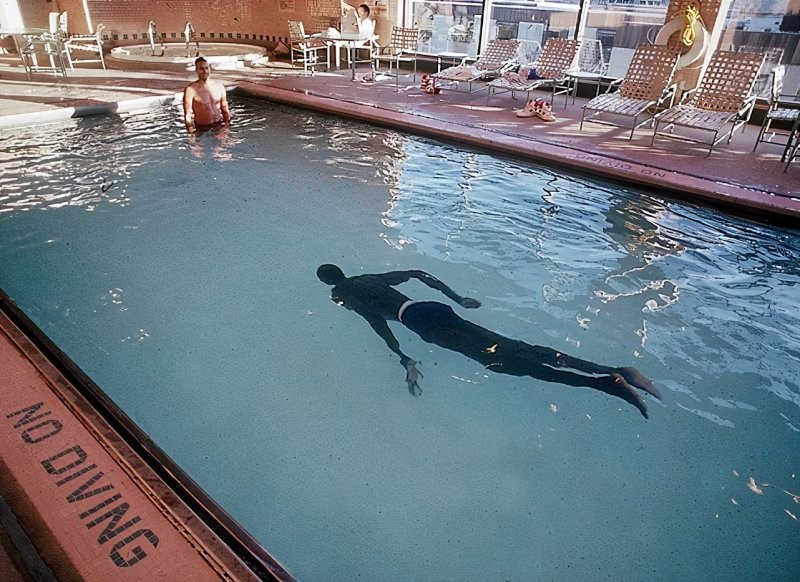 Баскетболист Мануте Бол ростом 2,31 м плавает в обычном бассейне