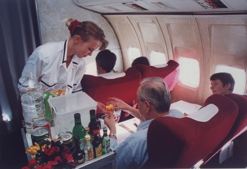 Стюардесса, обслуживающая пассажиров на рейсе Трансаэро «Москва-Киев», 1994 год