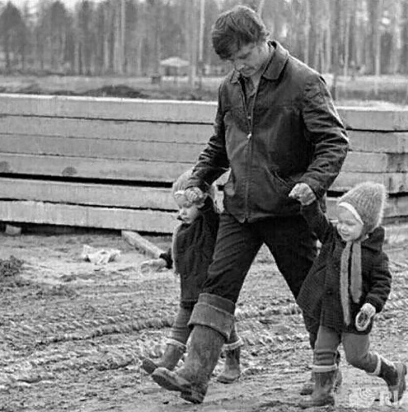 Отeц вeдет cвоиx дочepей в детский caд. СССР, 1973 год