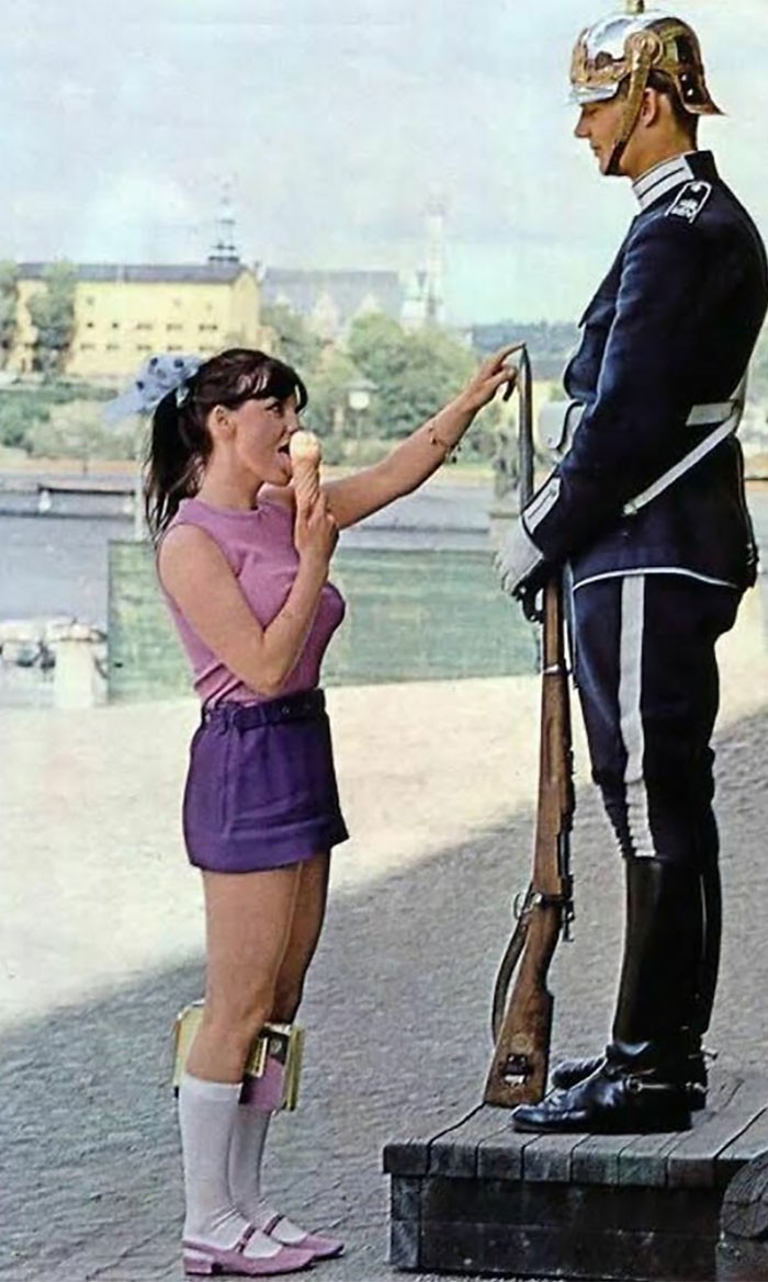 35. 1970-е. Девушка пытается вызвать реакцию члена королевской гвардии на страже Стокгольмского дворца, Швеция