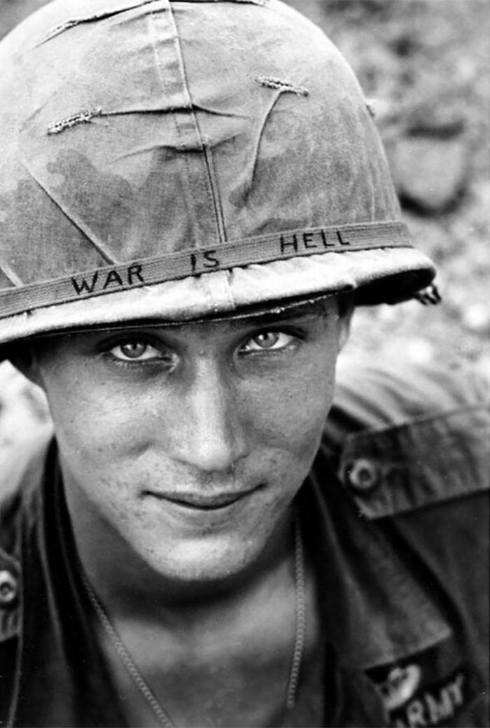12. Надпись на шлеме американского солдата во время войны во Вьетнаме: "Война — это ад"