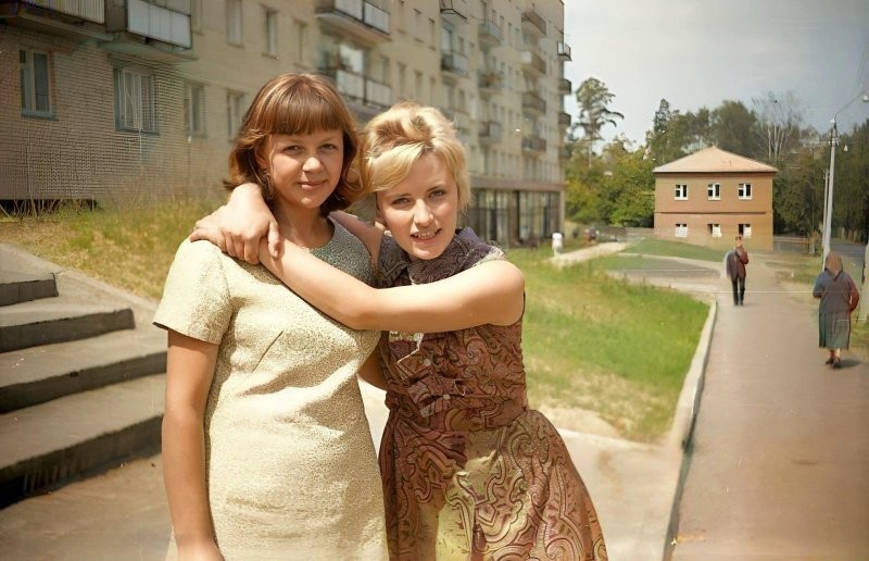 Девушки фотографируются на память во дворе дома, лето 1968 года, г. Красногорск