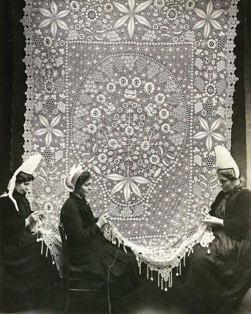2. Кружевницы в Бретани, Франция, 1920 год
