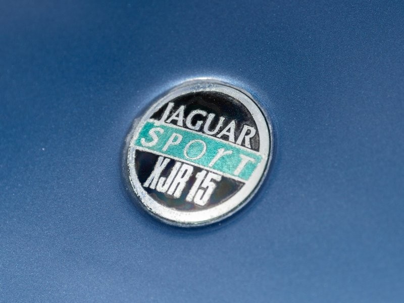Jaguar XJR-15: первый в мире автомобиль с углепластиковым кузовом выставили на торги