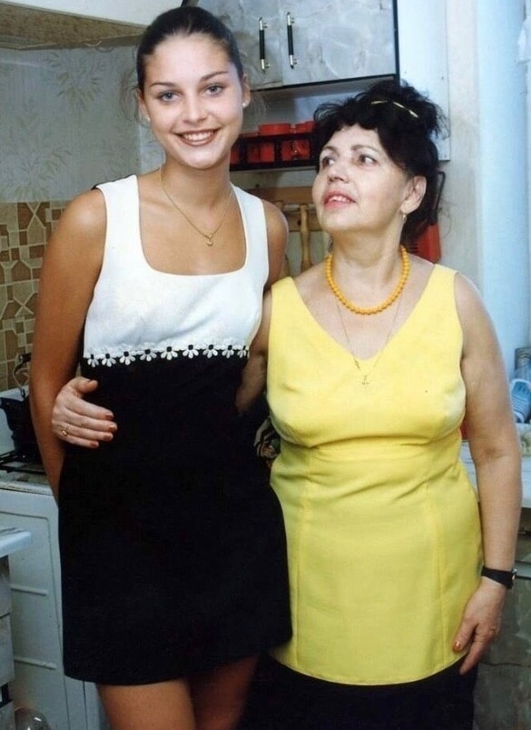 15. Победительница конкурса "Мисс Россия - 1996" Александра Петрова со своей мамой. В 2000 году девушка была убита