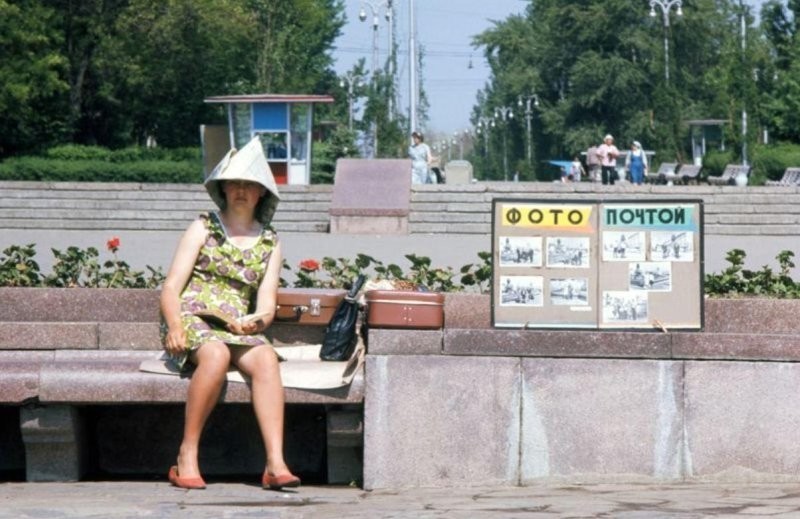 У фонтана «Дружба народов». Центральная набережная Волгограда, 1967 год