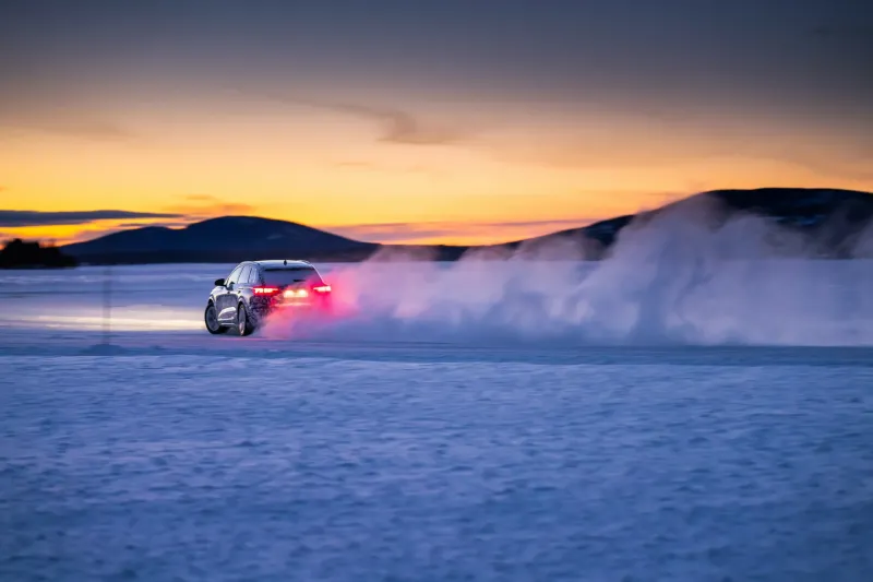 Красивые фото электромобиля Audi Q6 e-tron с испытательного полигона