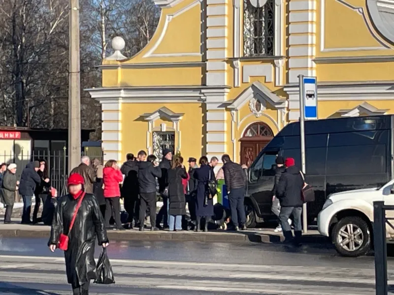 Микроавтобус влетел в толпу пешеходов в Петербурге