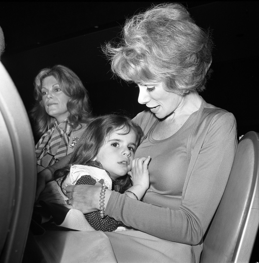 8 марта 1973 года. Американская актриса Джоан Риверз с дочерью Мелиссой на показе мод