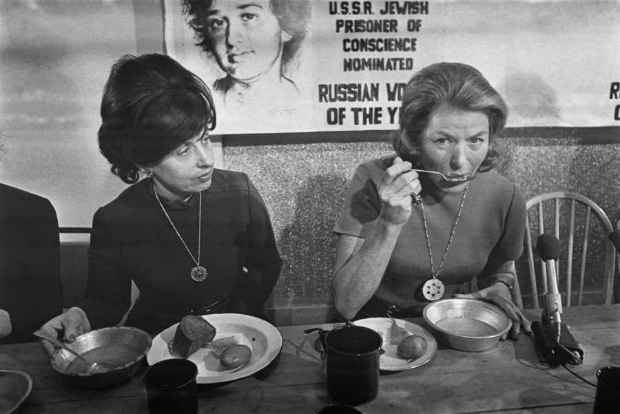 28 марта 1973 года. Британский покровитель благотворительных организаций Амели Якобовиц и шведская актриса Ингрид Бергман едят лагерную еду во время обеда в лондонском отеле в честь Сильвы Залмансон.