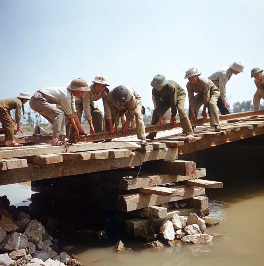 Март 1973 года. Северовьетнамцы строят временный мост недалеко от границы с Южным Вьетнамом