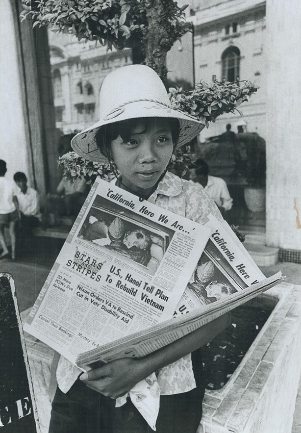 Март 1973 года. Сайгон. Девушка продает газеты перед отелем Caravelle. Photo Boris Spremo