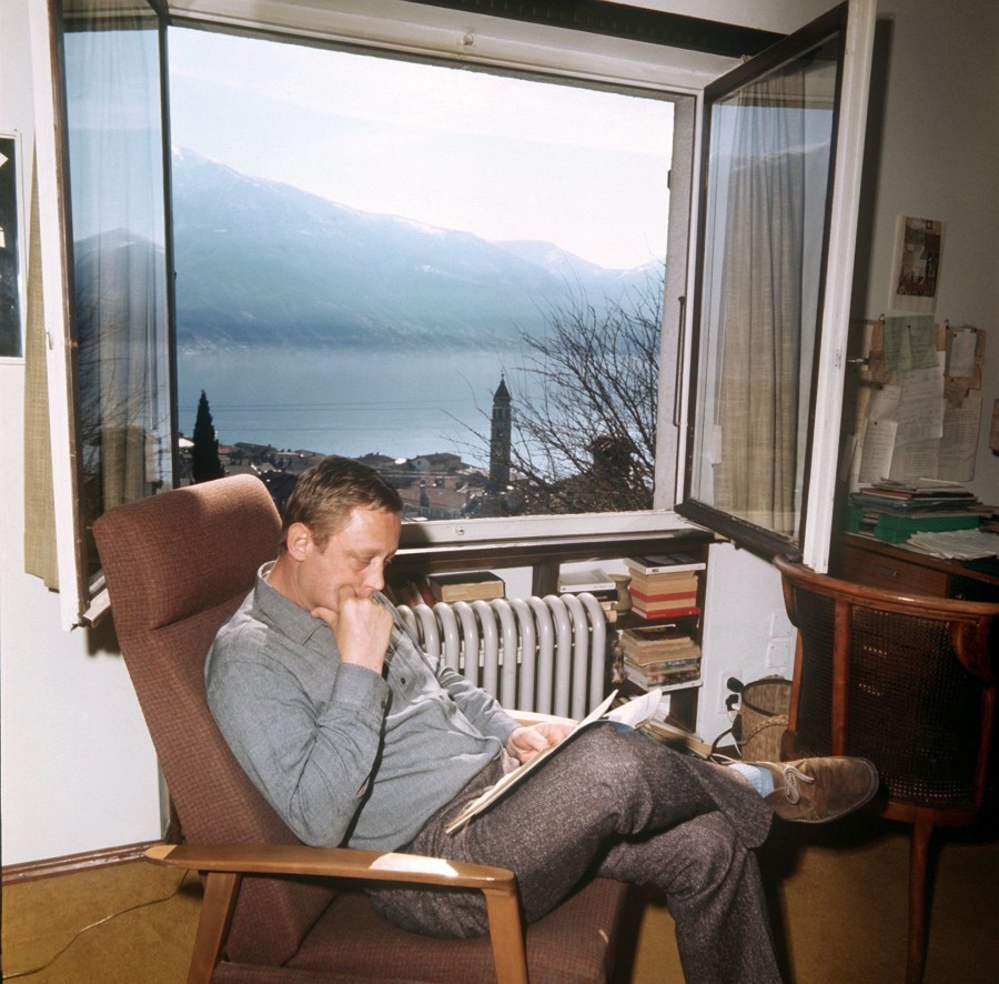 6 марта 1973 года. Немецкий писатель Генри Йегер на своей вилле на озере Маджоре (Швейцария).
