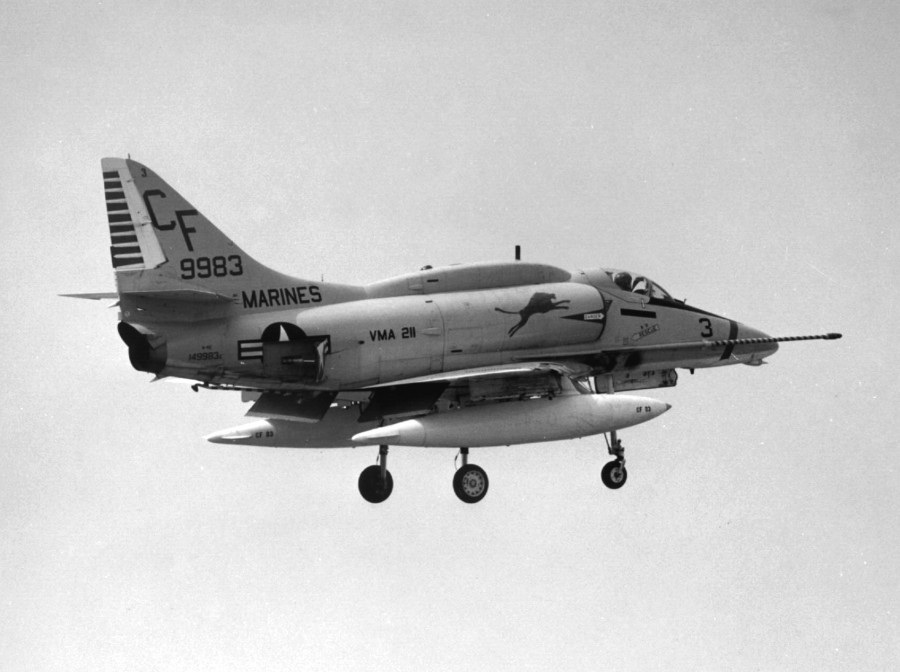 11 марта 1973 года. Япония, Авиабаза Йокота. Douglas A-4E Skyhawk, из 211-й ударной эскадрильи морской пехоты США, заходит на посадку