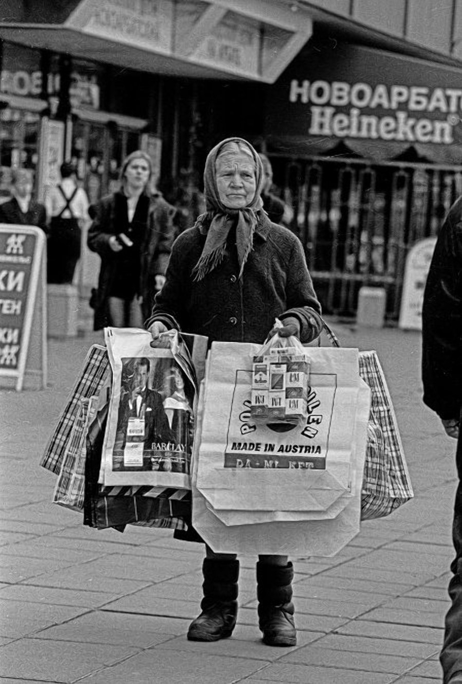 Бабушка продаёт пакеты и сигареты, 1998 год