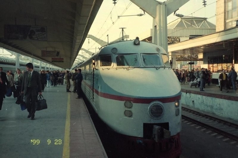 Электропоезд ЭР200-1. Первый и последний скоростной поезд СССР⁠⁠, 1999 год. В регулярной эксплуатации был с 1 марта 1984 года по 28 февраля 2009. Был ещё один электропоезд ЭР200-2, его доводили до "ума" уже в России.