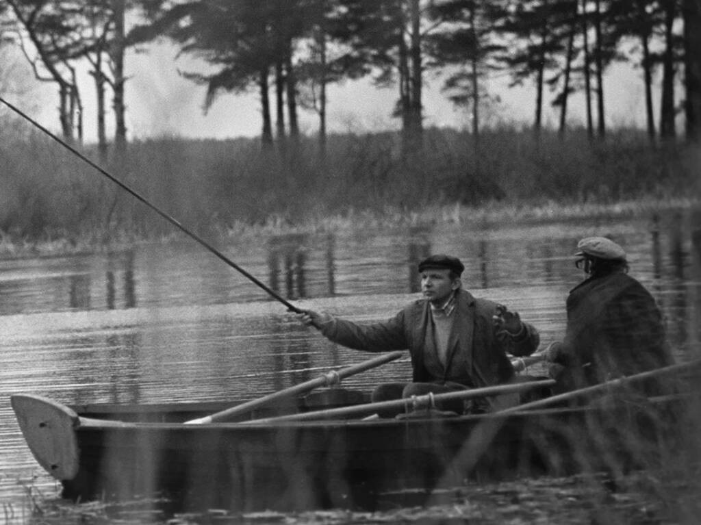 Андрей Мягков на рыбалке, 1977 год