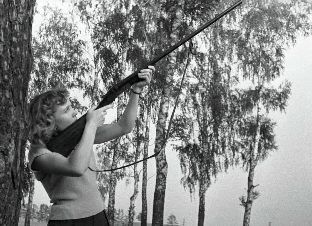 Надежда Румянцева целится из ружья, 1958 год