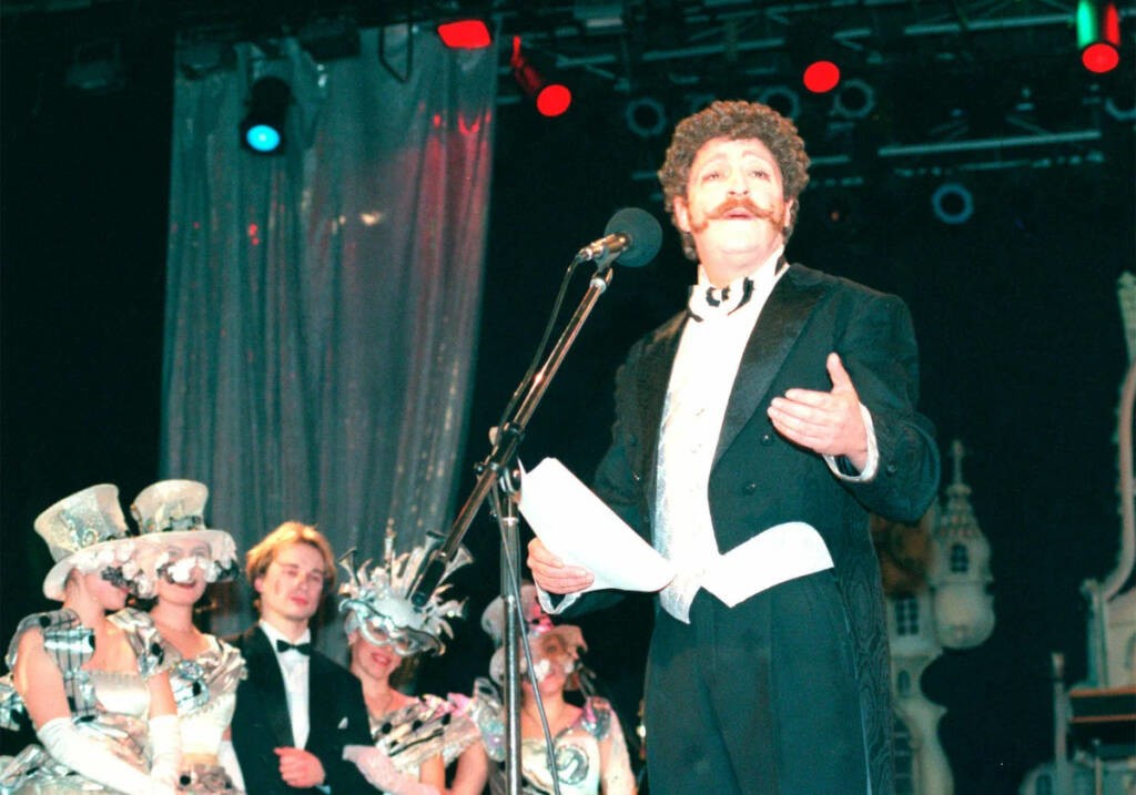 Геннадий Хазанов в спектакле «Летучая мышь» на сцене театра «Геликон-опера», 1998 год  