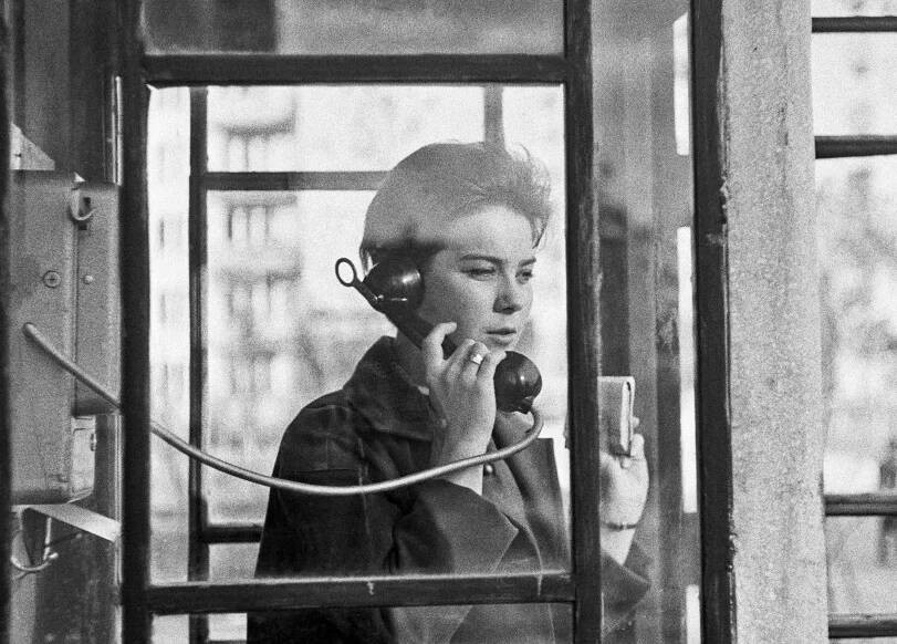 Лариса Голубкина в телефонной будке, 1965 год