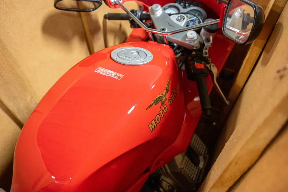 30-летний мотоцикл Moto Guzzi в заводской упаковке выставили на торги