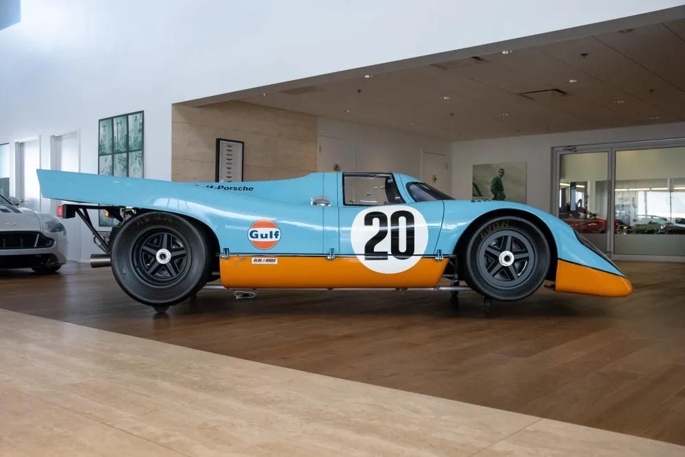 Игровую гоночную трассу встроили в макет Porsche 917 Le Mans в масштабе 1:1