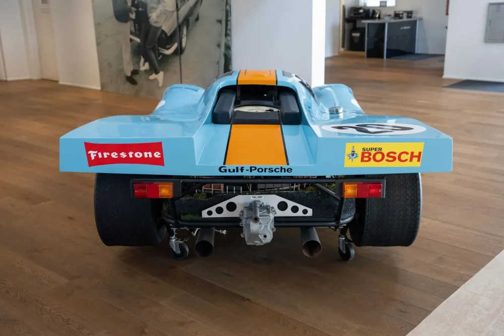 Игровую гоночную трассу встроили в макет Porsche 917 Le Mans в масштабе 1:1
