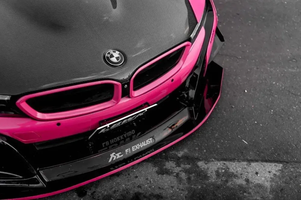 Розовый и агрессивный гибрид BMW i8 от Liberty Walk