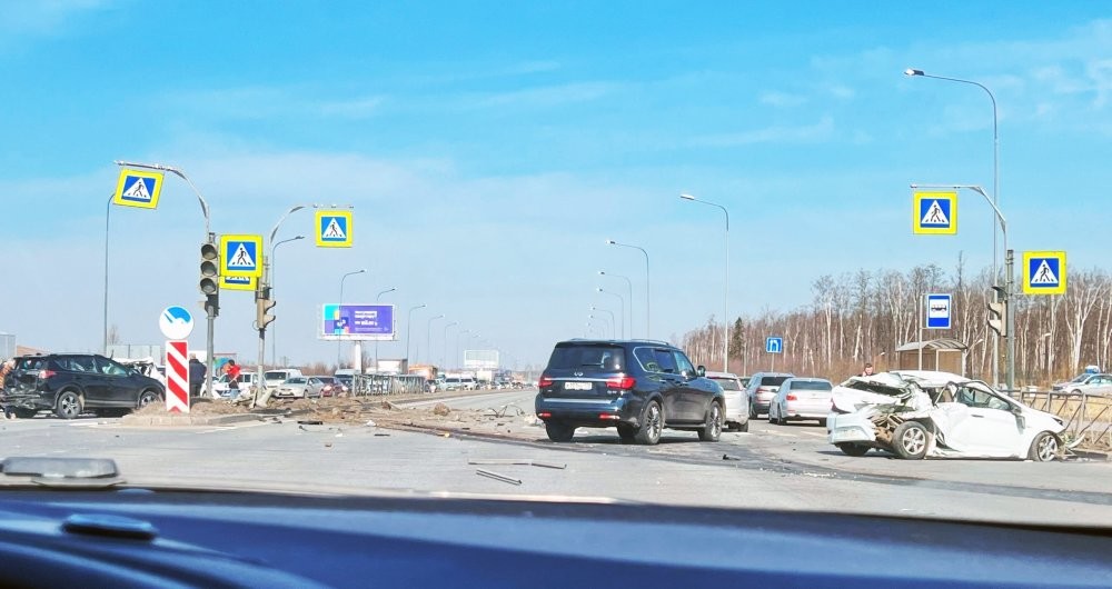 В Санкт-Петербурге грузовик протаранил стоящие автомобили