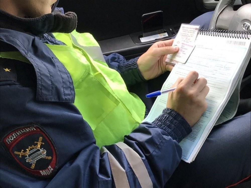 Сотрудник ГИБДД выписал штраф за превышение скорости автомобилем без водителя