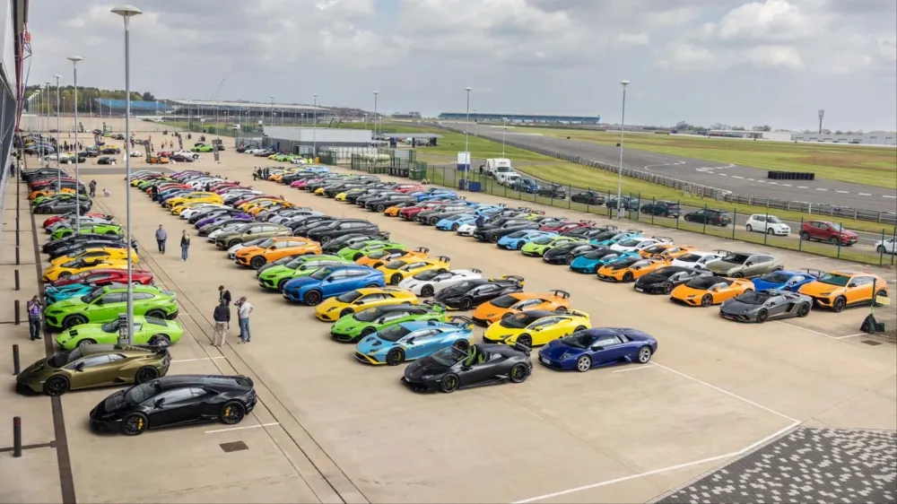 Lamborghini поставила новый рекорд по количеству машин в колонне