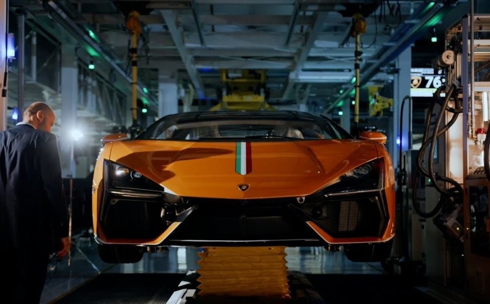 Lamborghini показала процесс сборки суперкара Revuelto