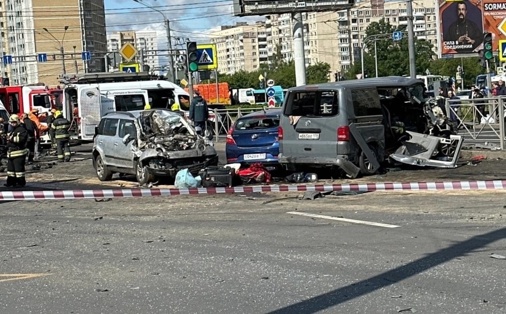 Авария дня. Грузовик без тормозов протаранил 11 автомобилей