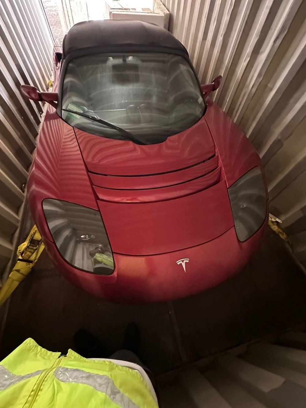 3 совершенно новых авто Tesla забытых в контейнере продают за 2 миллиона $