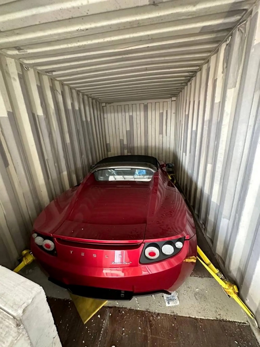3 совершенно новых авто Tesla забытых в контейнере продают за 2 миллиона $
