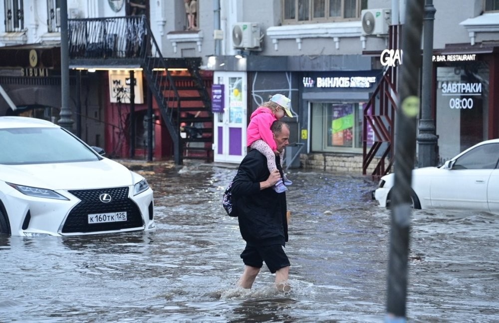 Улицы Владивостока затопило после сильного дождя