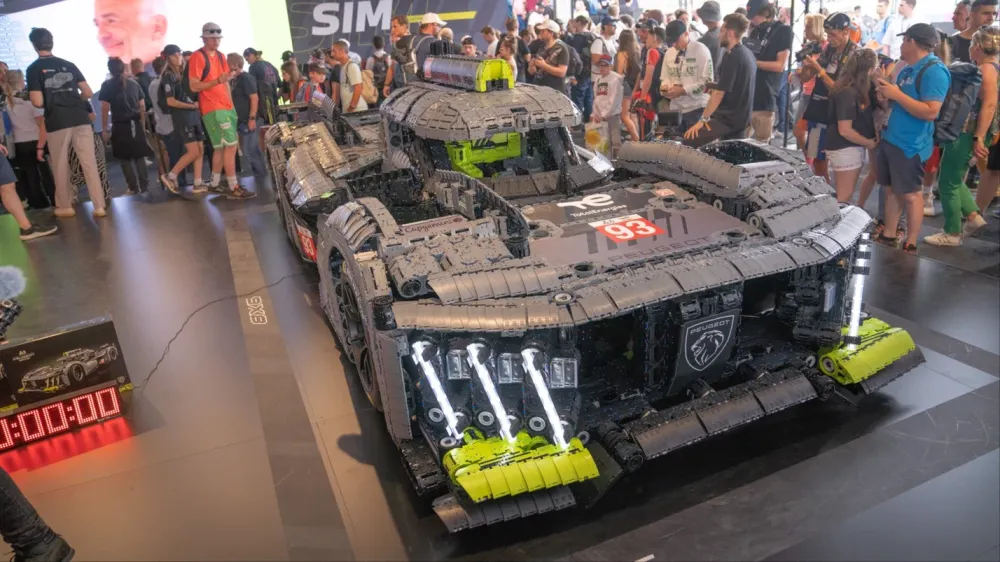Полноразмерный болид Peugeot 9х8 из 626 тысяч кирпичиков Lego собрали за день
